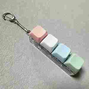 Llavero con colgante de teclado de 4 teclas, juguete pequeño de plástico tipo macaron con botón de descompresión para aliviar el estrés con el dedo - Product Image 4
