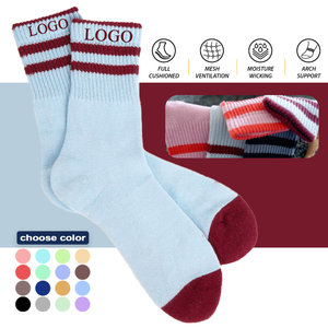 جوارب رجالية قطنية مخططة للرياضة والجري بتصميم مخصص وشعار العلامة التجارية - Product Image 1