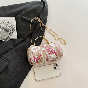 Bolso de hombro cruzado informal para mujer, novedad primavera 2025, estilo chino Cheongsam bordado con cadena dorada, ideal para cenas. - Product Image 4