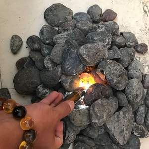 उच्च गुणवत्ता वाले प्राकृतिक काले राल क्रिस्टल एम्बर पत्थर थोक - Product Image 2