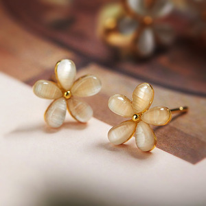 Orecchini a Perno con Piccoli Fiori per Donne, Design Minimalista Floreale, Accessori per Orecchie da Indossare Quotidianamente - Product Image 2