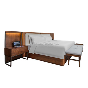 Ensemble de mobilier d'hôtellerie chic industriel pour chambre d'hôtel : Cadre de lit en bois personnalisé à faible coût avec tête de lit, tables de chevet et ottoman - Product Image 1