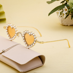 แว่นกันแดดไรน์สโตนรูปหัวใจสำหรับผู้หญิง UV400 กรอบพีซีคลาส 2 แว่นกันแดดแฟชั่นปาร์ตี้สวมใส่กลางแจ้ง - Product Image 1