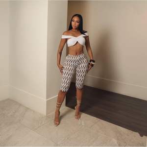 ชุดเซ็ต 2 ชิ้นสำหรับผู้หญิง รุ่นคัสตอม 2026 เสื้อครอปเปิดไหล่และกางเกงขายาวทรงคาปรี สไตล์ Y2K สำหรับงานปาร์ตี้และคลับแวร์ ฤดูใบไม้ผลิและฤดูร้อน เนื้อผ้าระบายอากาศได้ดี - Product Image 4