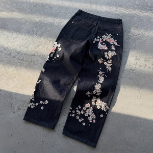 กางเกงยีนส์ปักลายปลาคาร์ฟซากุระสไตล์โอเรียนทัลสตรีทแวร์สำหรับผู้ชาย - Product Image 1