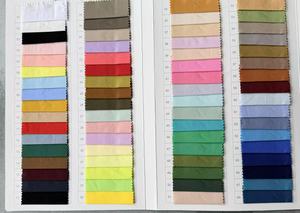 Tissu popeline uni en coton peigné 100% teint anti-boulochage léger 120 g/m² en stock pour vêtements, chemises, robes, doublures, garçons/filles - Product Image 3