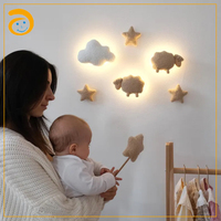 Applique Murale Enfant Nuage & Mouton en Feutre, Veilleuse LED avec Décoration Étoile, Lampe Murale Bohème pour Chambre de Bébé & Salle de Jeux