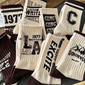 थोक कस्टम बोल्ड लेटरिंग स्ट्रीटवियर डिजाइन सभी मौसम आराम मध्यम ट्यूब आकस्मिक फैशन पुरुषों के रेट्रो वर्णमाला प्रिंट सॉक - Product Image 3