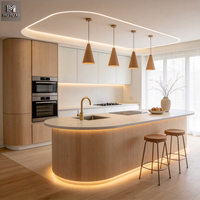 Meubles de cuisine haut de gamme : ensemble d'armoires de cuisine et îlot central au design moderne, luxueux et minimaliste, couleur crème, pour villa.