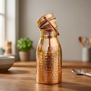 Botella de Cobre Ecológica de Estilo Moderno Hecha a Mano en India con Juego de 2 Vasos, Proveedor de Botellas de Agua Ayurvédicas Premium - Product Image 2