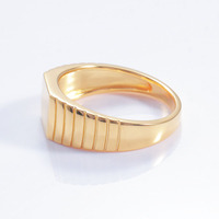 Großhandel Modischer Quadratischer Bandring Paarschmuck Vergoldeter Herrenring Anlaufbeständiger Gravierter Ring als Geschenk