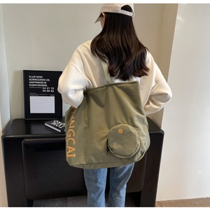 <span class=keywords><strong>Nunca</strong></span> más pierdas tus auriculares con esta bolsa de mano para auriculares, una bolsa de nailon duradera y una espaciosa bolsa de mano grande. - Product Image 1