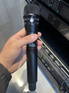 Mikrofon Karaoke Nirkabel Profesional Digital True Diversity UHF Dual 2 Saluran AD4D dengan KSM8 untuk Pertunjukan, Warna Perak Metalik - Product Image 5