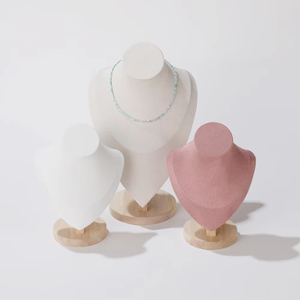 EleQeen EQ638 Soporte de Madera Sólida para Joyería, Venta al por Mayor de Fábrica de Zhejiang, Base Gris Verde Oscuro, Busto de Exhibición para Collares - Product Image 4