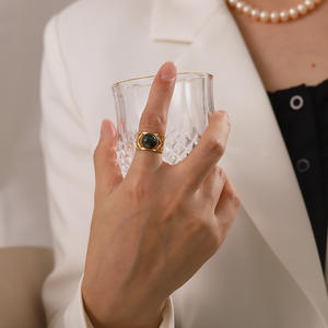 Anelli Aperti in <span class=keywords><strong>Malachite</strong></span> <span class=keywords><strong>Verde</strong></span> con Foglia Cava Placcati in Oro 18k e Acciaio Inossidabile per Donne - Product Image 3