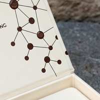 Boîte à parfum rigide de style livre blanc magnétique personnalisée de qualité supérieure avec insert ajusté pour la présentation de parfums et l'emballage cadeau