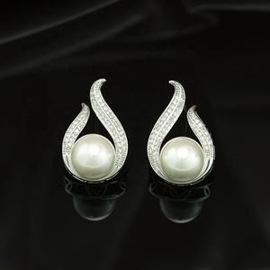 Nouvelles boucles d'oreilles à clous élégantes et luxueuses en cuivre plaqué or 2025, serties de zircon et de perles, design géométrique triangulaire pour femmes - Product Image 3