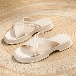 Sandalias y zapatillas de suela gruesa de alta calidad con nuevo diseño de moda con logotipo personalizado para mujer, zapatos de playa para exteriores de verano, sandalias para mujer