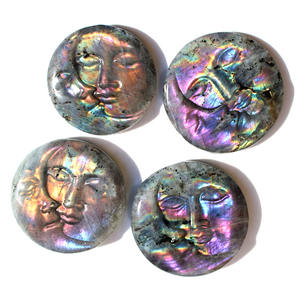 Intagliato a mano naturale rosa viola Flash Labradorite Plam Stone Sun And Moon Face Carving per ciondolo - Product Image 5