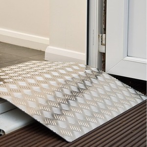 Rampe de seuil de porte en alliage d'aluminium 6080100 argentée, personnalisable pour l'accès en fauteuil roulant, fabriquée au Zhejiang - Product Image 2