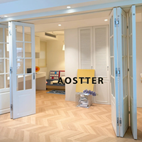 Puerta Plegable de Aluminio Estilo Francés Blanca AOSTTER con Vidrio Templado Transparente y Riel Empotrado para una Elegante Casa de Campo