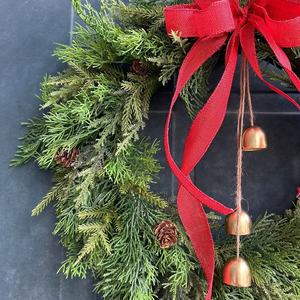 Nouvelle couronne de Noël populaire en promotion, couronne artificielle écologique à suspendre avec nœud rouge et clochette pour la décoration de la maison pendant les fêtes - Product Image 6