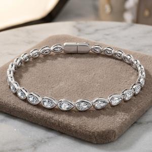 Pulsera de Diamantes con Forma de Lágrima |   Joyería Fina de Oro Blanco de 14K con Corte de Pera, Pieza Etérea para Novias - Product Image 1