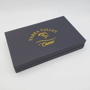 Caja de Regalo para Caviar con Tapa y Base Rígidas Negras, con Inserto de Espuma Precortada Personalizada y Logotipo en Lámina Dorada para Empaque de Set de Mariscos Enlatados - Product Image 2
