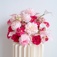 Roze zijden moderne realistische handgemaakte gemengde rozen bruidsbloemenarrangement wanddecoratie - bloemenachtergrond voor KT-bord evenement