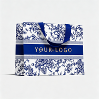 Sac en papier personnalisé recyclable avec poignées en ruban à sangle intérieure, en carton ivoire 190-230 g/m², imprimé à l'écran avec marque personnalisée pour vêtements