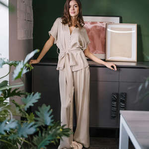 Style branché Service OEM & ODM Vêtements de nuit en soie satinée personnalisés Vêtements de détente de luxe 2 pièces Ensemble de vêtements de nuit pyjamas pour femmes - Product Image 5