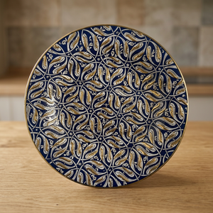 Assiette décorative en métal faite à la main, ronde, motif végétal oriental, bleu et or, peinte à la main - Product Image 2