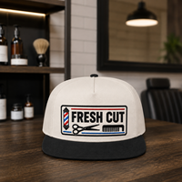 Casquette Snapback Unisexe Réglable en Toile de Coton à 6 Panneaux à Visière Plate avec Patch Barber Signboard, pour Commandes en Gros, Adaptée aux Quatre Saisons, Vente en Gros