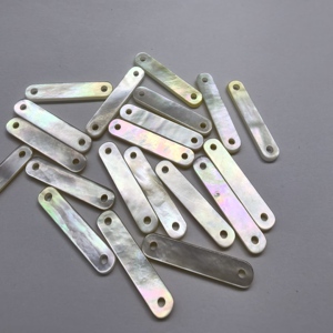 Etichette in Madreperla Bianca con Logo Inciso, Perle Personalizzabili in Dimensione e Forma, Bottoni in Conchiglia - Product Image 1