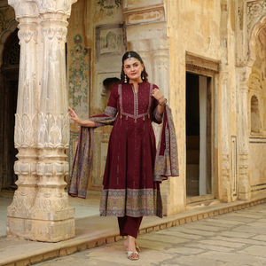 Conjunto de traje Anarkali de algodón color granate premium de 60x60 con yugo adornado, pantalones a juego y dupatta estampada para mujer, ideal para festividades. - Product Image 1