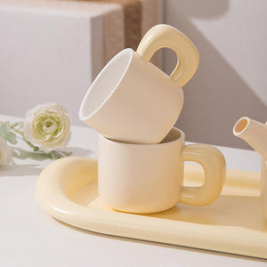 Service à thé en céramique crémeuse avec théière et deux tasses pour la maison et les cadeaux - Product Image 2