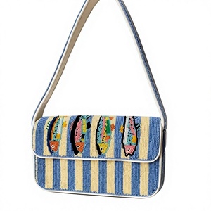 Sac à main tendance à motifs de plage perlés, forme rectangulaire, broderie en coton, poignée rouge, fond bleu, motif parapluie soleil - Product Image 2
