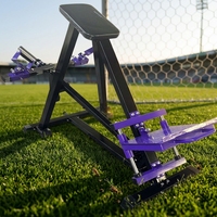 Machine à rames verticales pour renforcer les pectoraux latéraux et le haut du dos, idéale pour l'entraînement des muscles dorsaux en salle de sport commerciale.