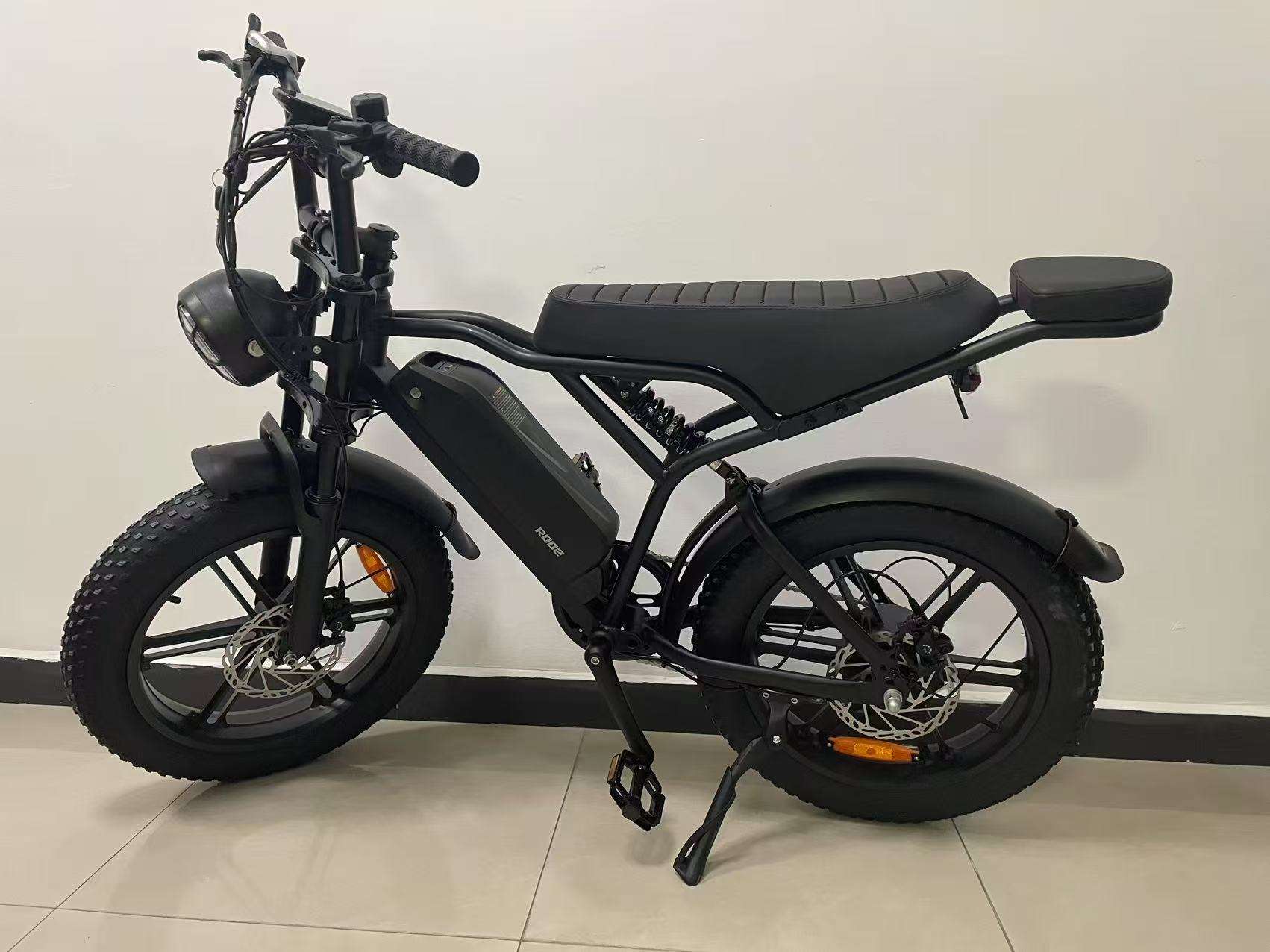 Fatbike électrique noir avec porte-bagages arrière