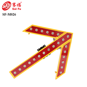 Signalisation directionnelle à flèche clignotante LED utilisée sur un cône de signalisation - Product Image 2