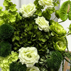 Centro de Mesa Floral con Tonos Forestales Refrescantes para Caballete de Bienvenida de Boda - Product Image 4
