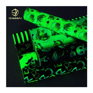 Recién llegado, diseño de dibujos animados de personajes personalizados, <span class=keywords><strong>cuero</strong></span> <span class=keywords><strong>PU</strong></span> fluorescente luminoso <span class=keywords><strong>que</strong></span> brilla en la oscuridad, vinilo de piel sintética para bolsa de lazos para el pelo - Product Image 1