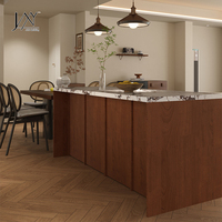 Îlot de cuisine minimaliste en bois de noyer avec plateau en pierre frittée Pandora naturelle, comptoir de petit-déjeuner autoportant pour la maison