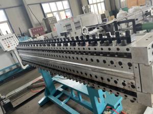 Nouvelle conception de machine d'extrusion de feuilles de plastique ondulé en PP, entièrement automatique, moteur SIEMENS, roulement et moteur de marque XINQUAN à vendre - Product Image 3