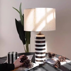 Lampe de table à base en marbre rayé noir et blanc, source lumineuse LED, ampoule E27, commande par interrupteur, lampe de bureau décorative minimaliste - Product Image 1