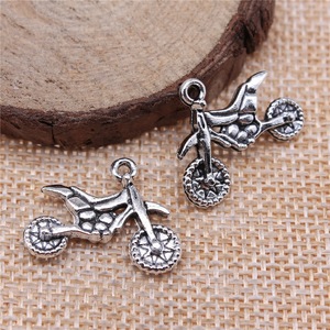 Pendentif breloque moto tout-terrain en alliage de zinc argenté antique pour la fabrication de colliers, bracelets et bijoux de véhicules, fournitures en gros - Product Image 2
