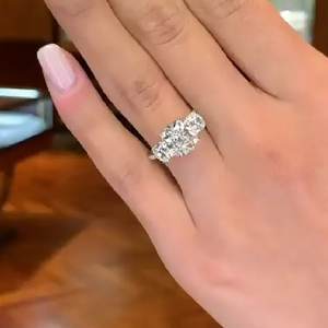 Anello di Fidanzamento Q637 per Donna in Oro Bianco con Diamante Taglio Radiant Colore D Naturale e Diamanti Laterali - Product Image 4