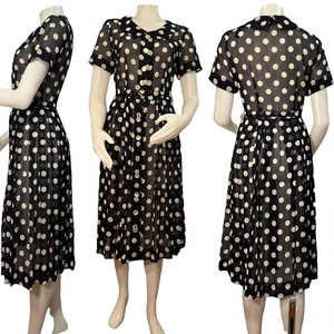 Robe trapèze vintage des années 1950 à pois, taille naturelle, boutonnée sur le devant et avec ceinture assortie, bleu foncé et blanc - Product Image 1