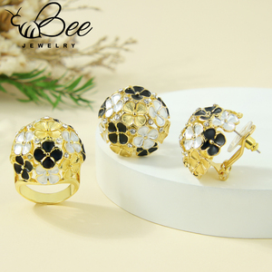 Parure de bijoux ethniques spéciaux en émail noir ovale avec fleurs, couleur or 14 carats, grandes boucles d'oreilles et bagues imposantes, style occidental - Product Image 2