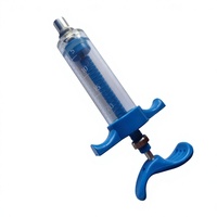 Seringues automatiques en plastique et acier TPX de 10 ml et 20 ml pour l'injection vétérinaire, adaptées aux bovins, ovins, porcins et volailles.